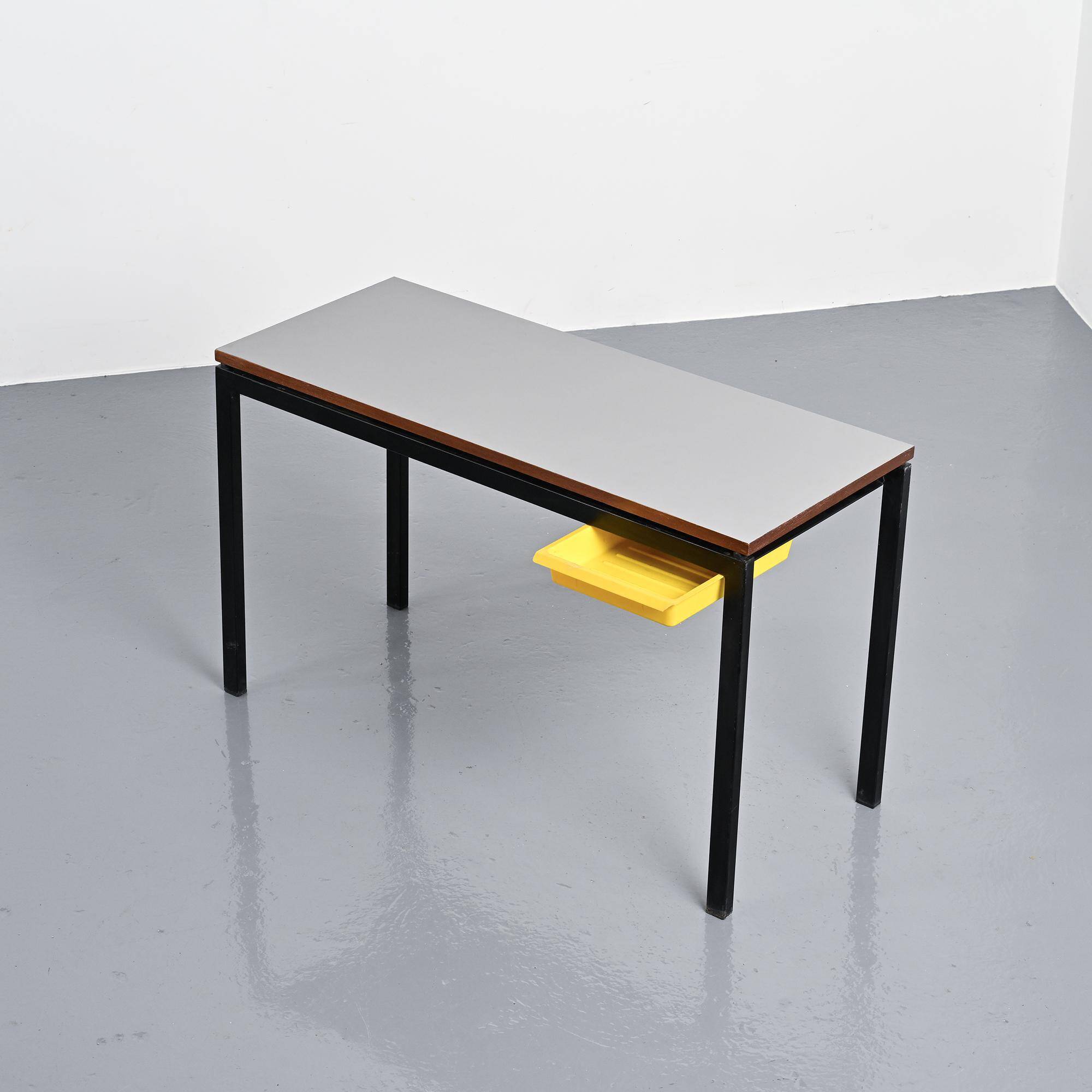 Bureau Cansado par Charlotte Perriand, circa 1962.