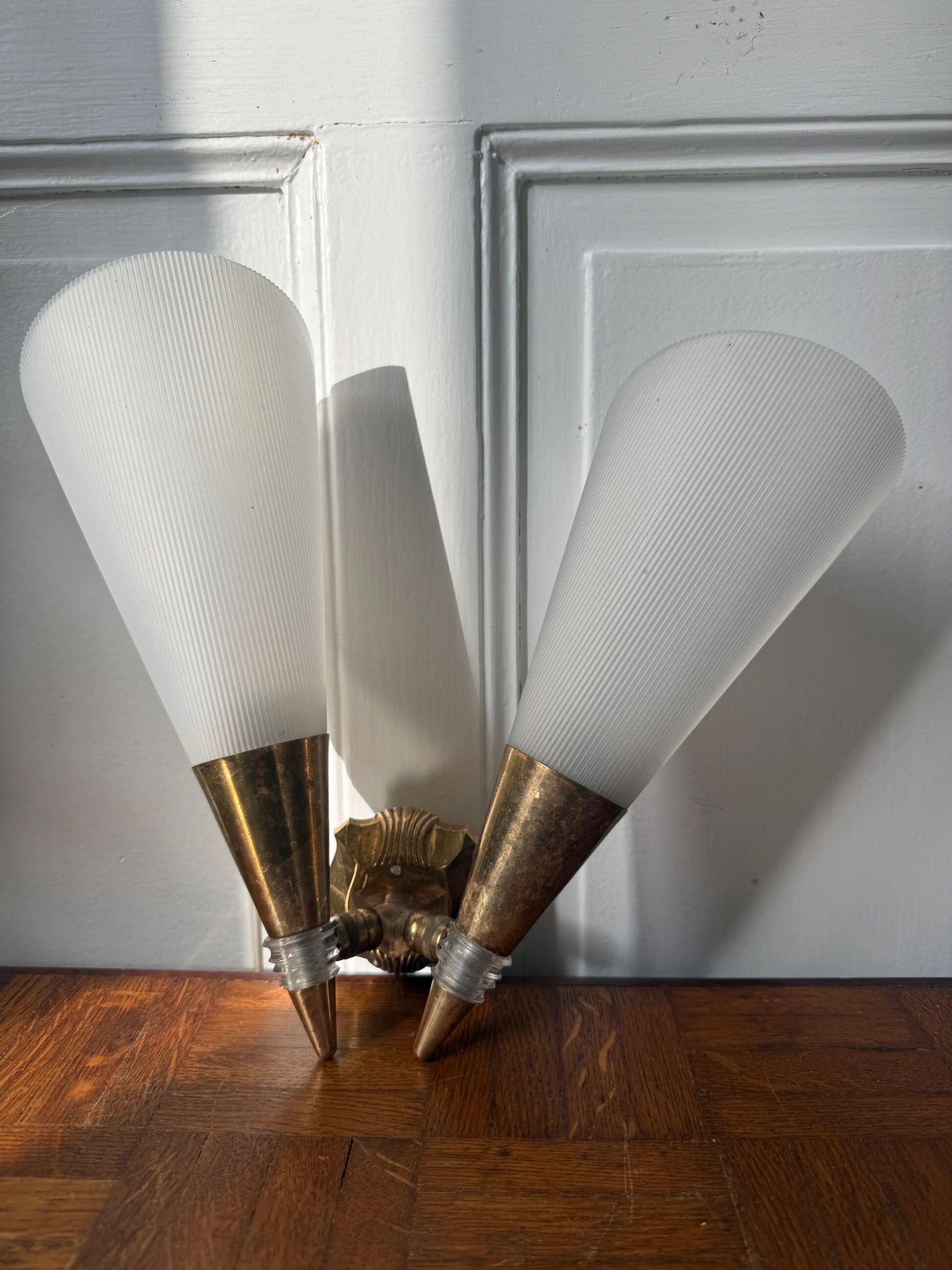 Wall lamp in brass and plastic