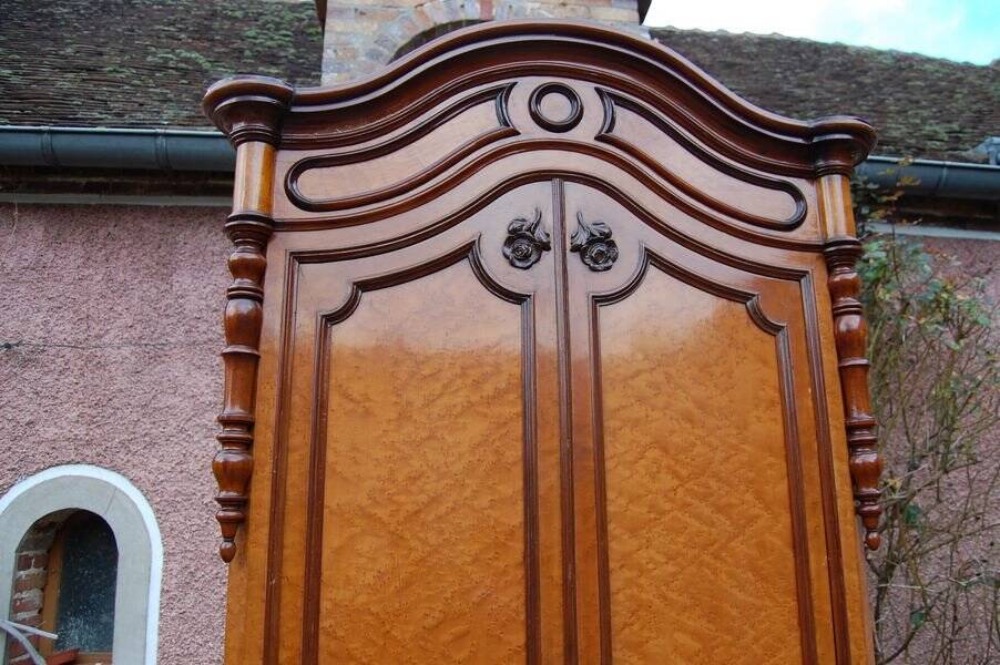 Napoleon III two-body buffet in mottled maple from the 19th century.