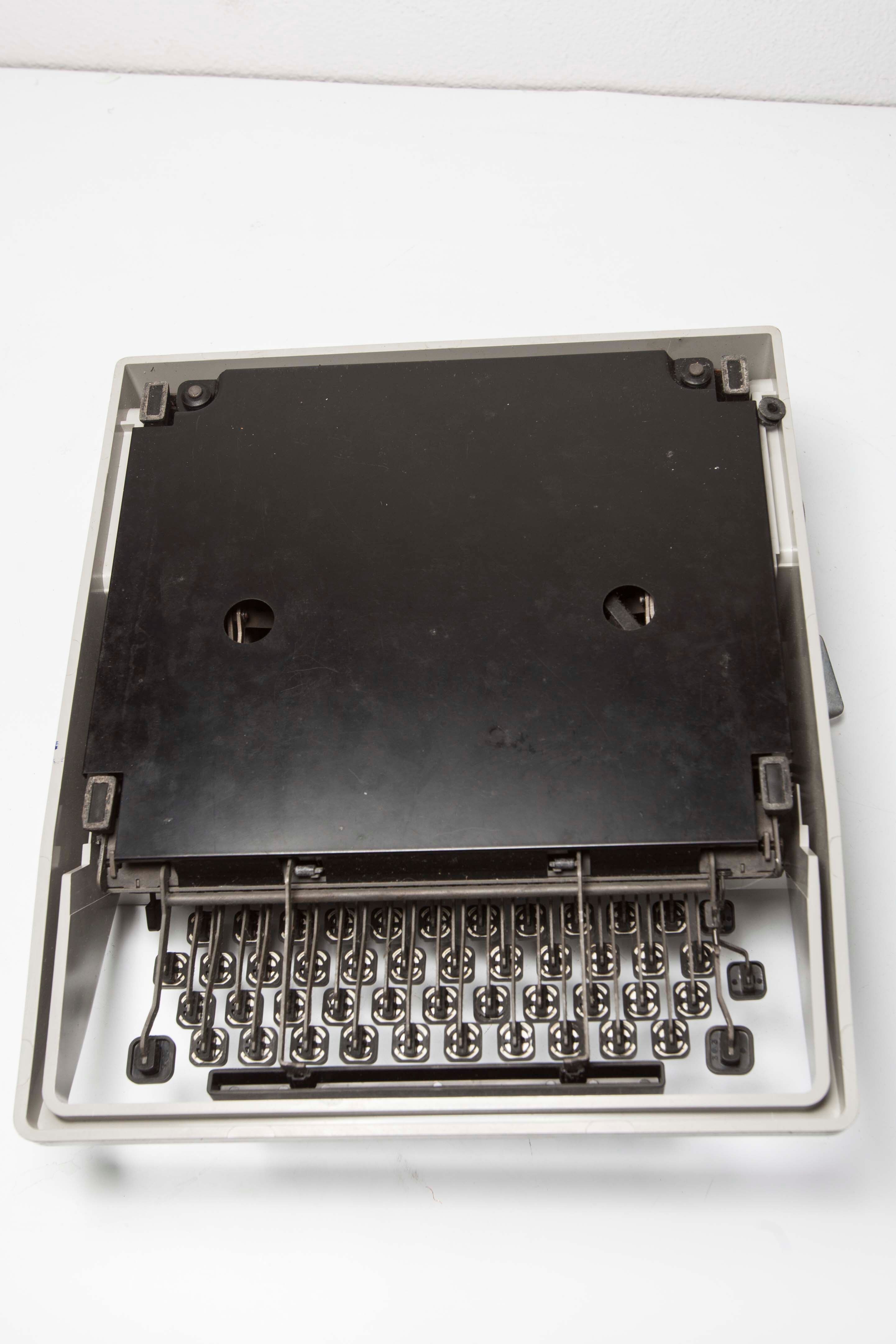 Dora typewriter by Olivetti 70