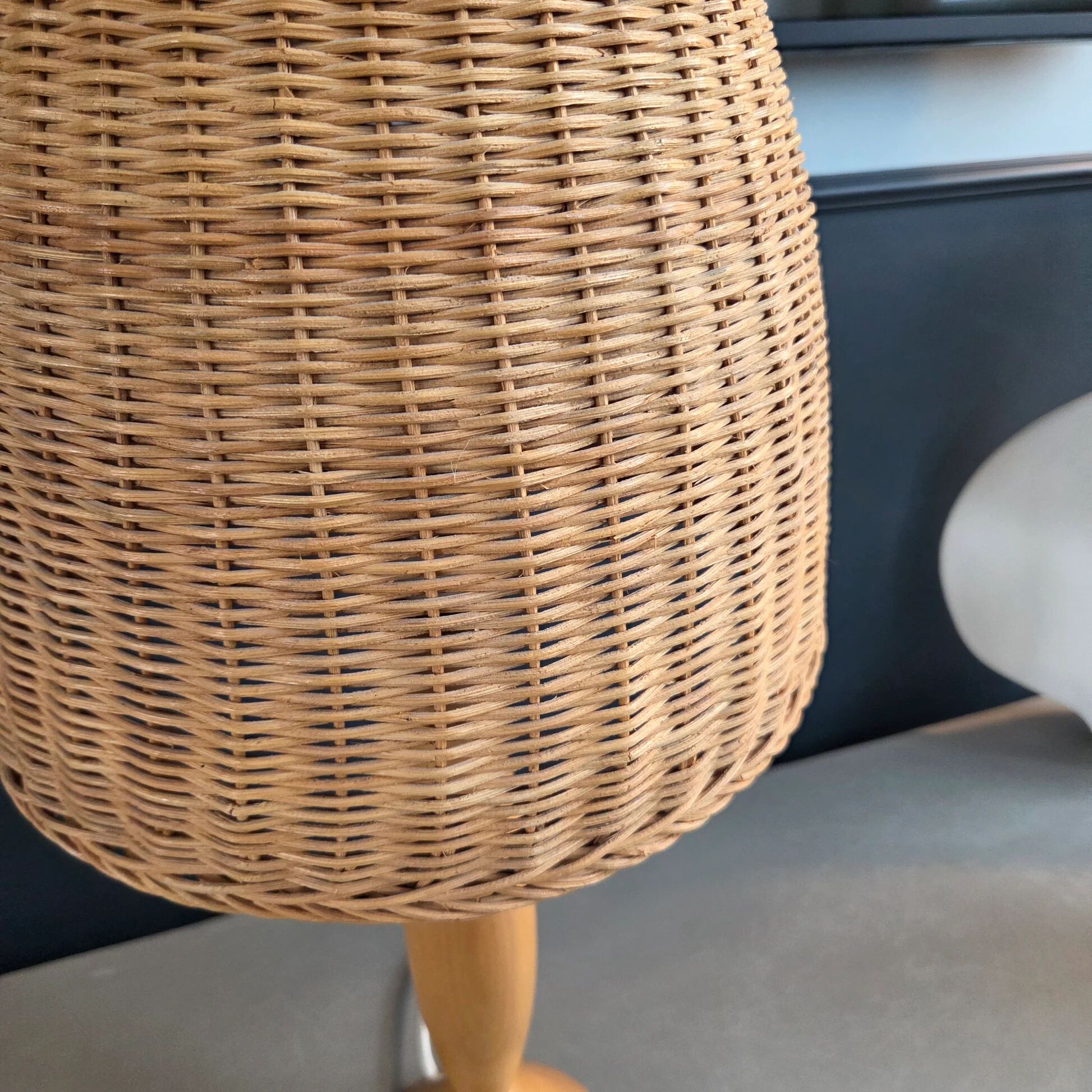 Table lamp in beech and rattan
