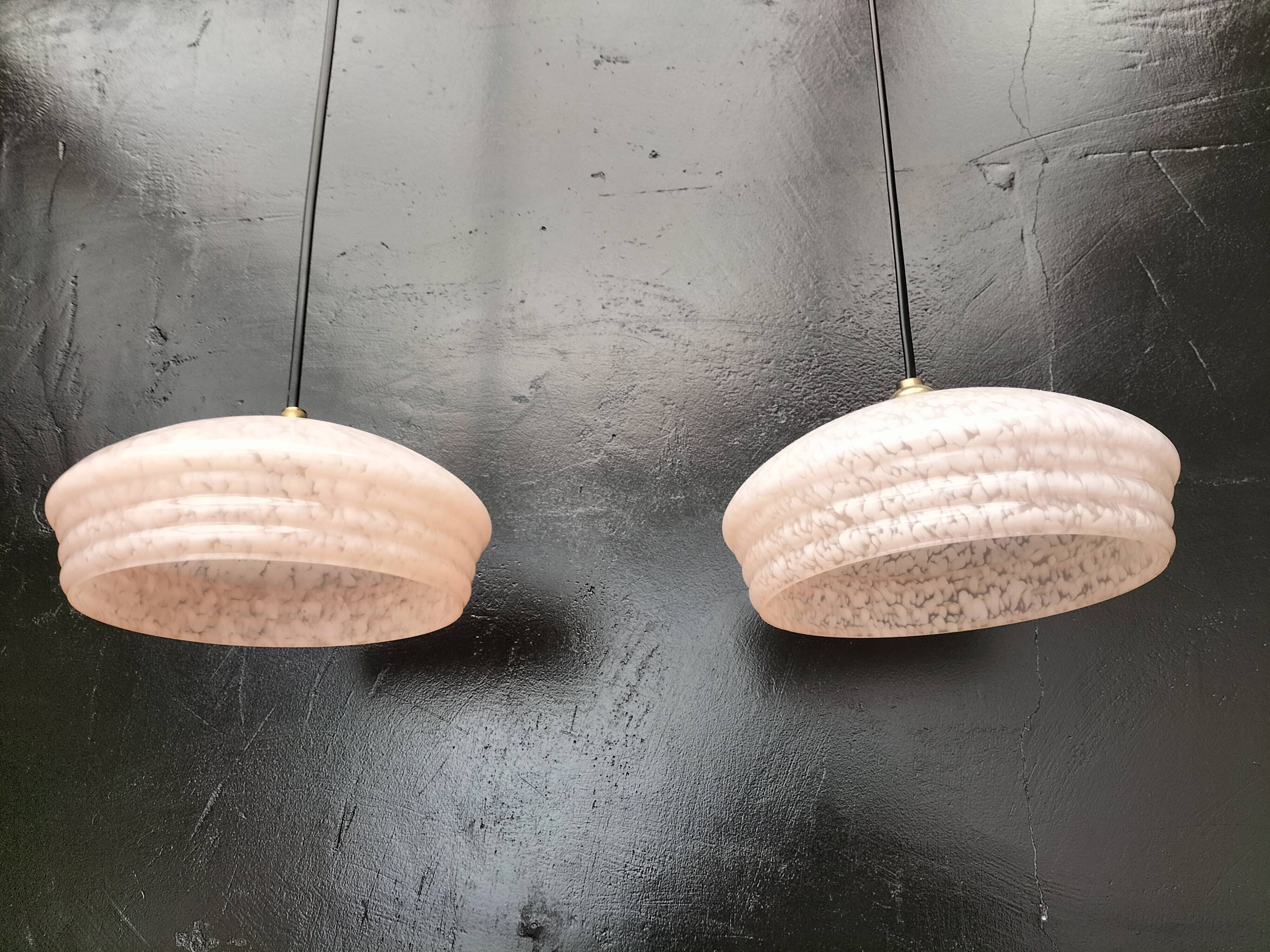 Paire de suspensions en opaline