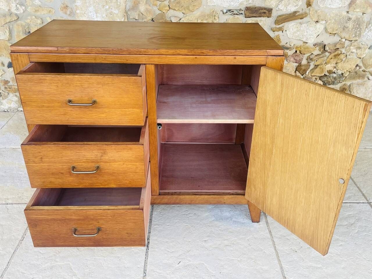 Vintage oak storage unit with drawers from the 50s/60s.