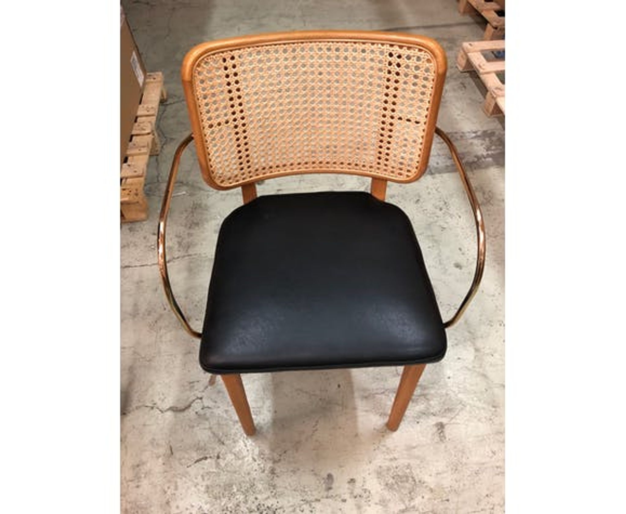 Chaise cannage bois clair accoudoirs cuir