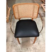 Chaise cannage bois clair accoudoirs cuir