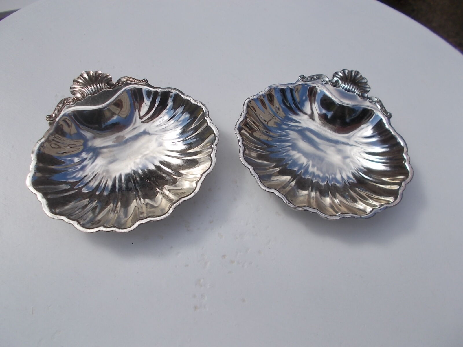 Set of 2 cups shaped metal shell