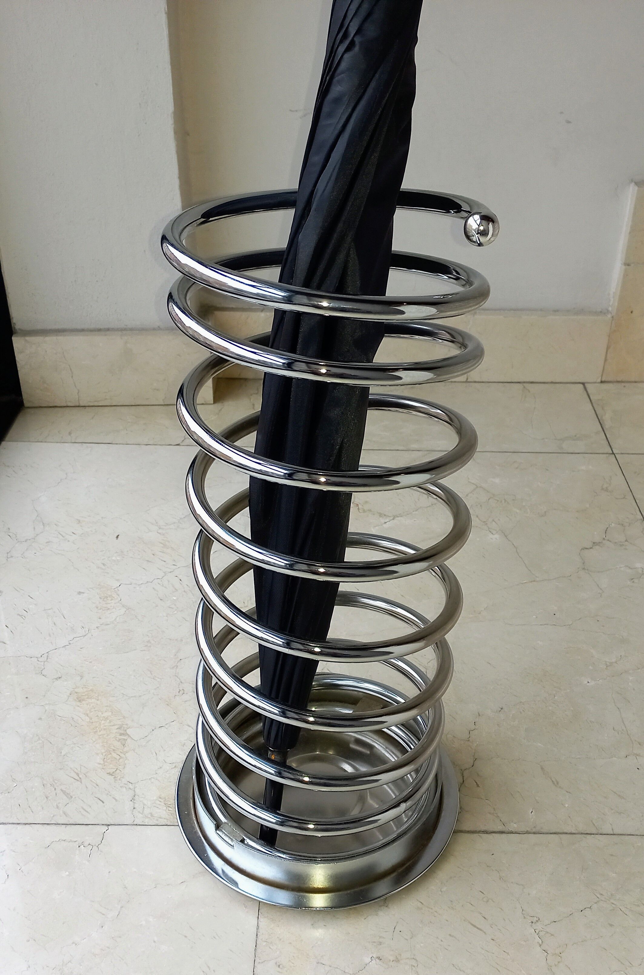 Spiral umbrella stand