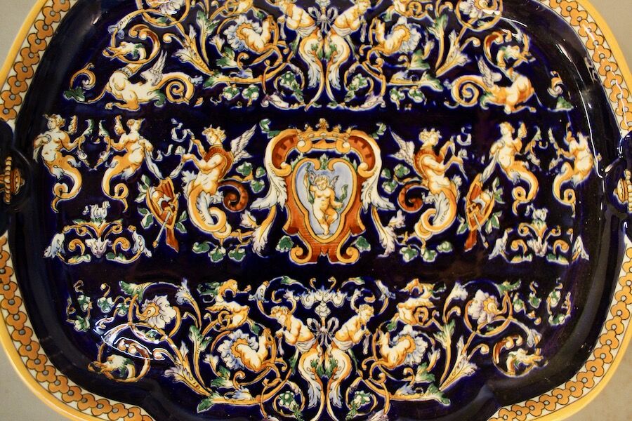 Dish of Gien of chamfered shape