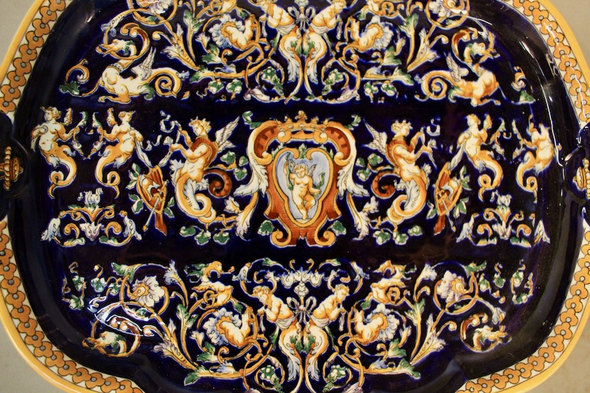 Dish of Gien of chamfered shape