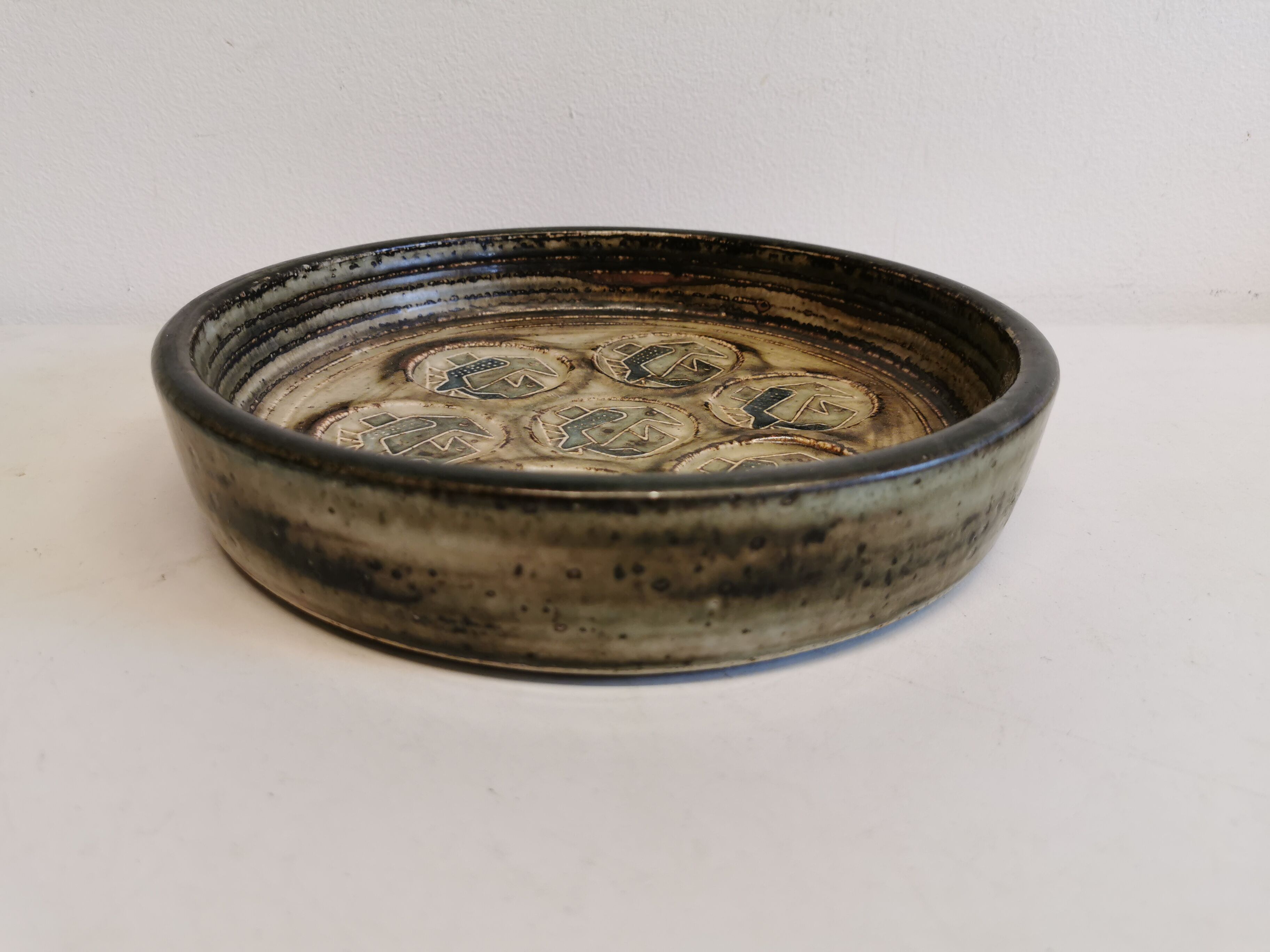 Dish in stoneware with  model 21936, by Jørgen Mogensen and manufactured by Royal Copenhagen