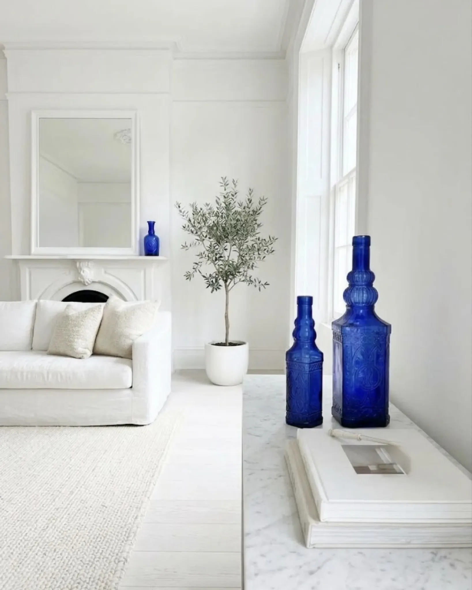 Duo de bouteilles en verre bleu cobalt