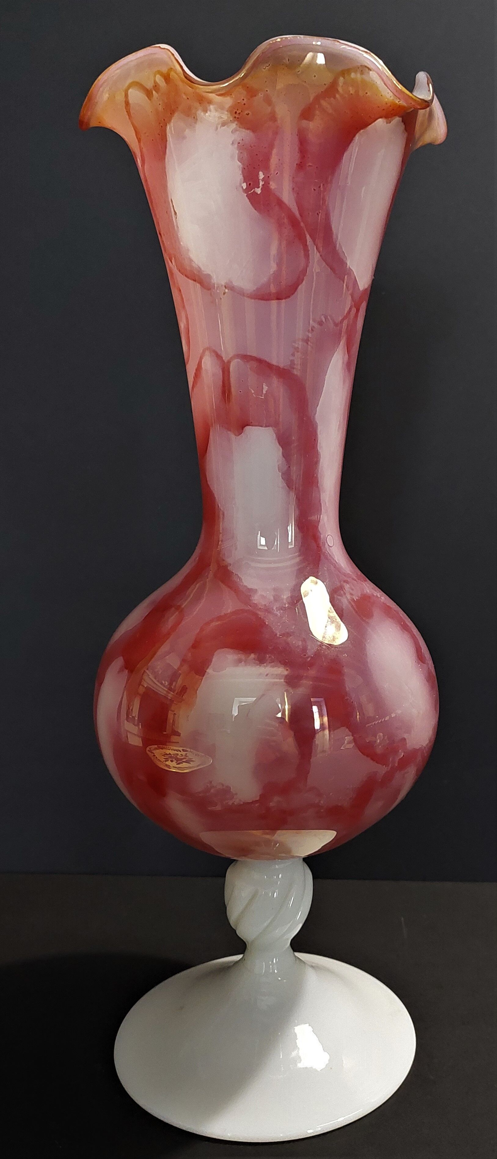 Vintage vase in iridescent glass and opaline marbled pink and white 34 cm