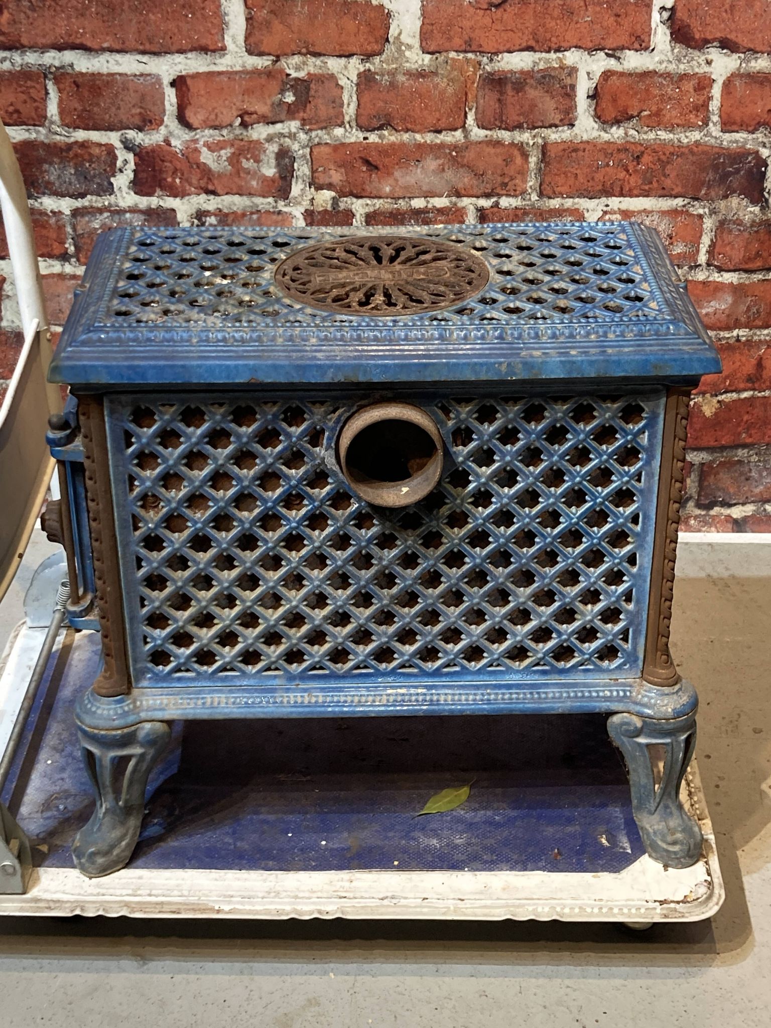 Poêle à bois en fonte et céramique bleu, de la marque Chauffette