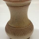 Vase en grès estampé beige signé