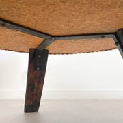 Table basse tripode brutaliste Attribuée à Audoux & Minnet (Années 1