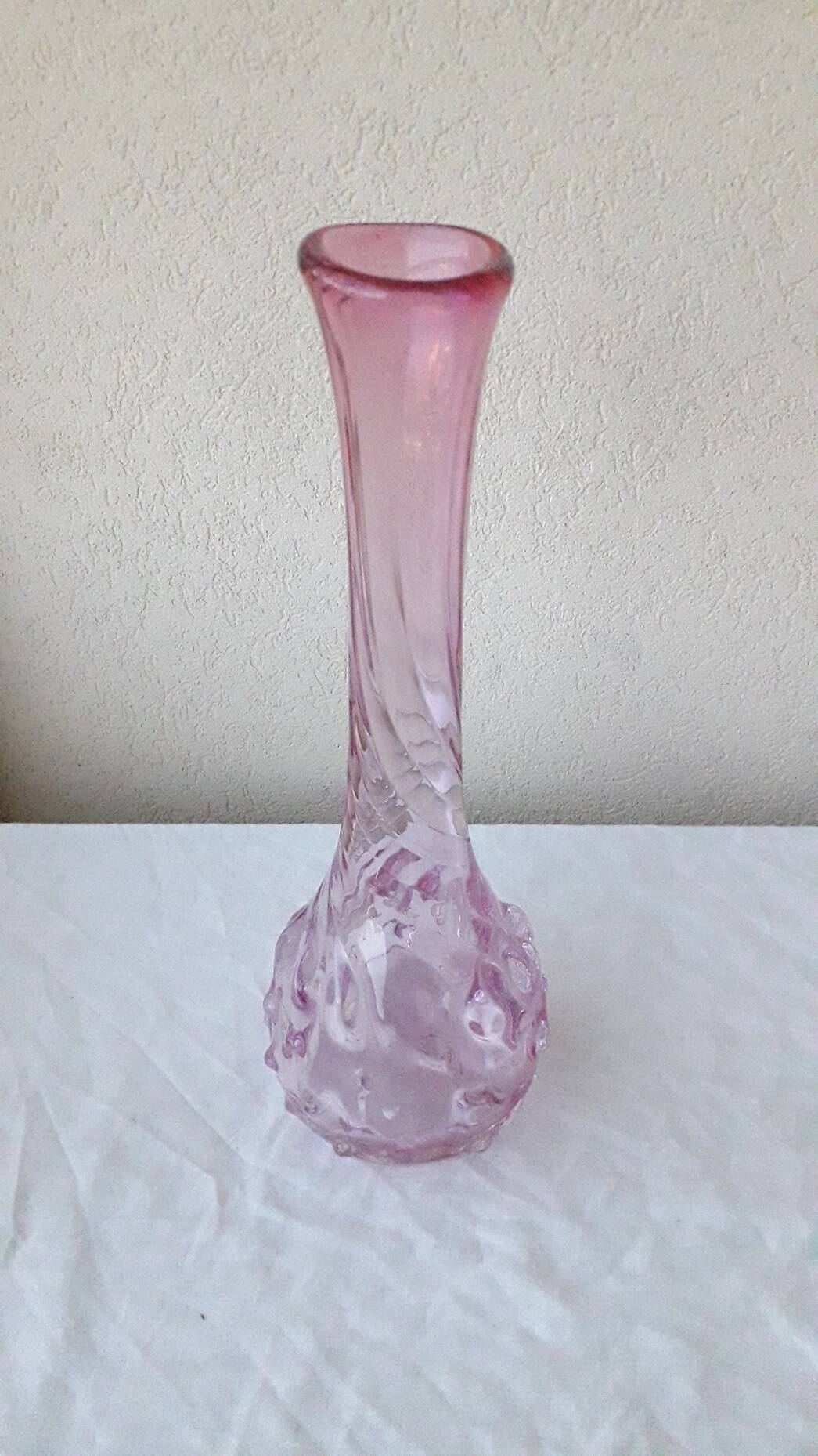 Vase en verre rose