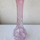 Vase en verre rose