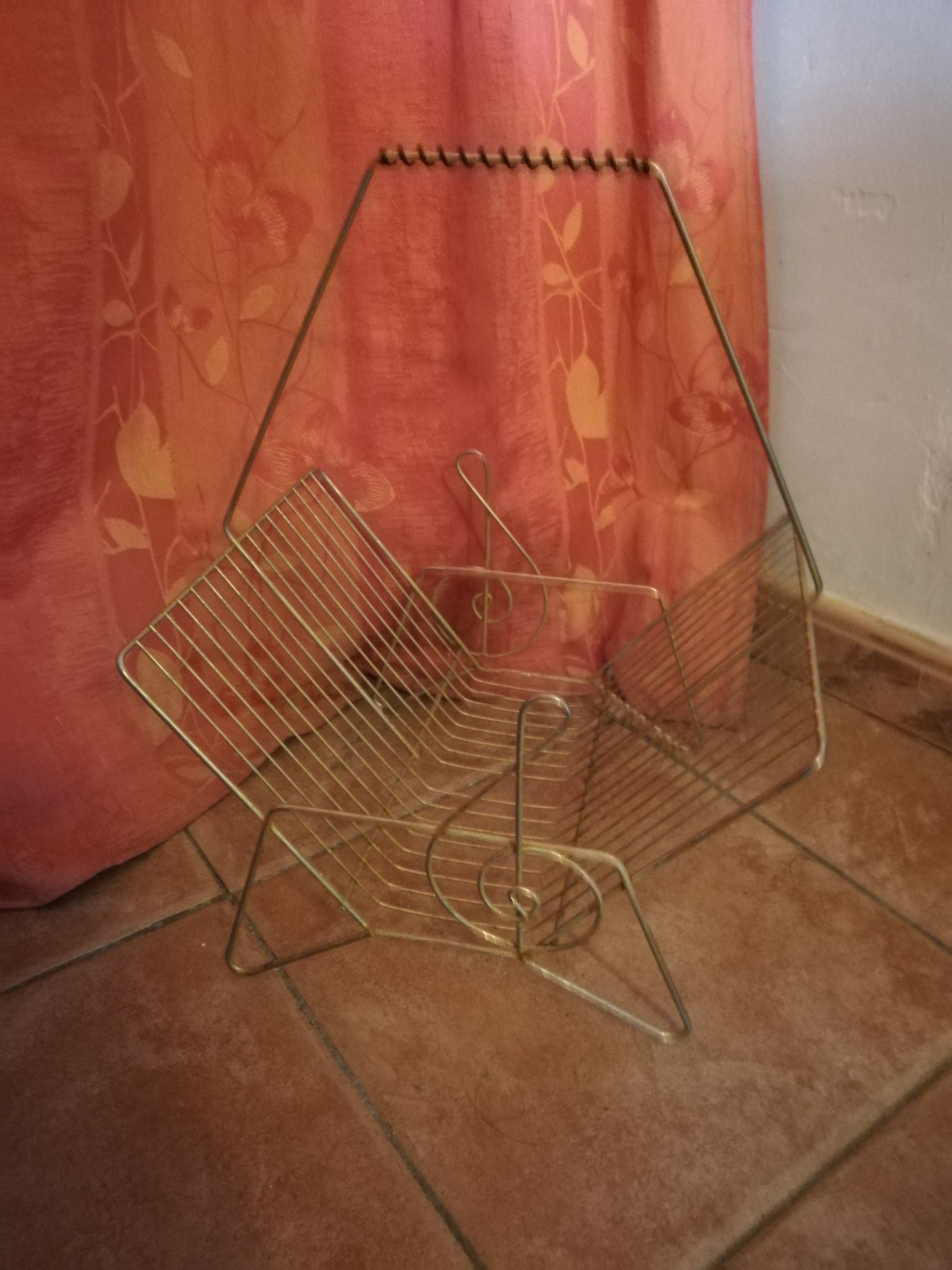 Gold metal vinyl holder and floor key