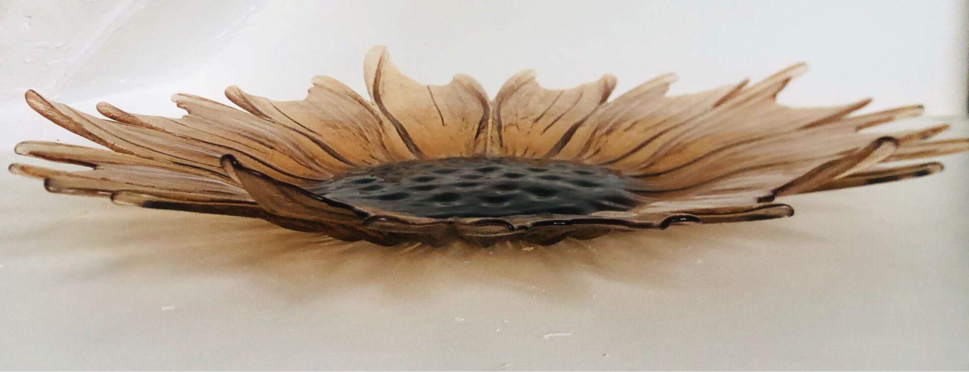 Plat tournesol en verre moulé pressé circa 1960