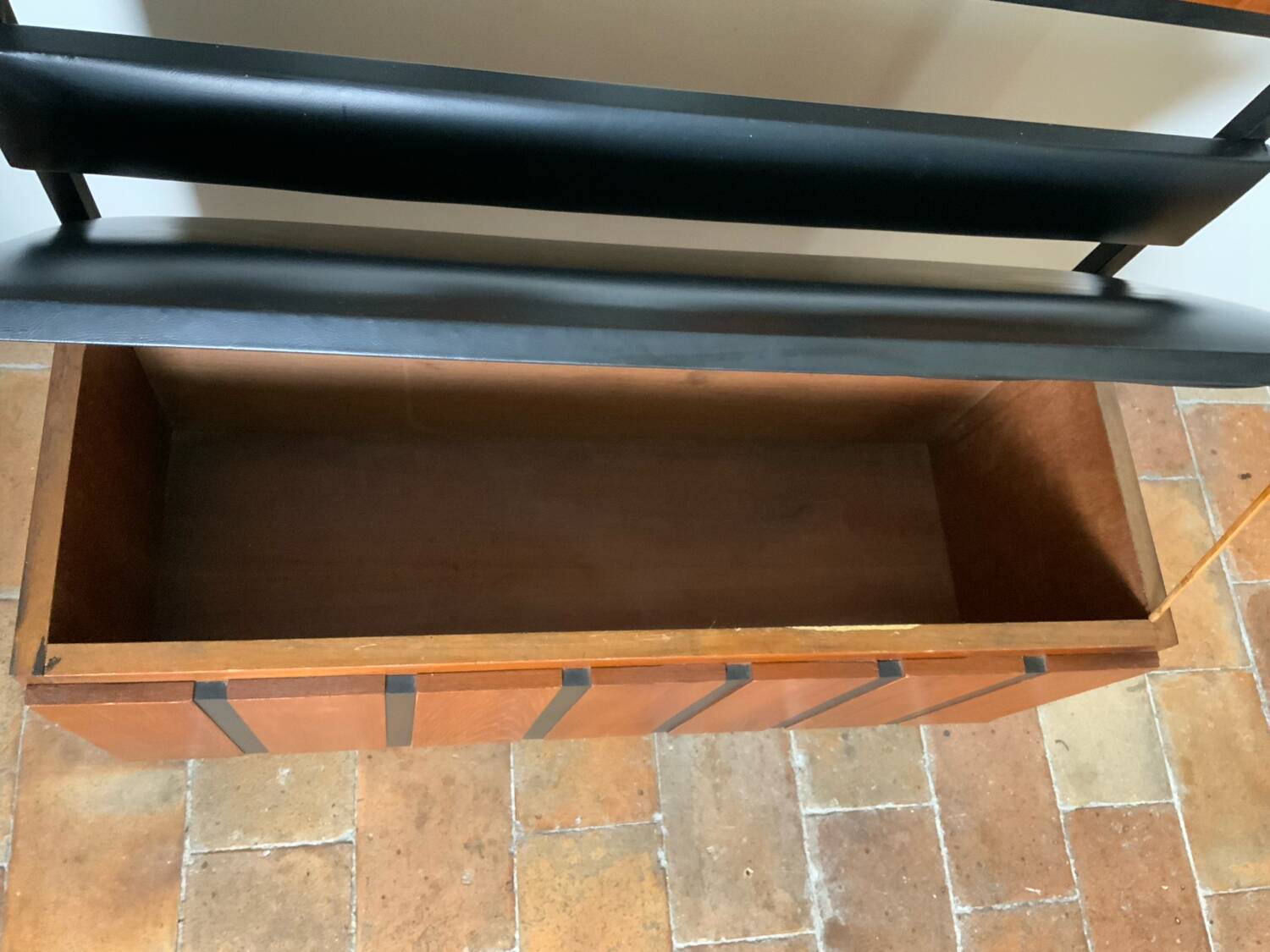 Wall-mounted coat rack