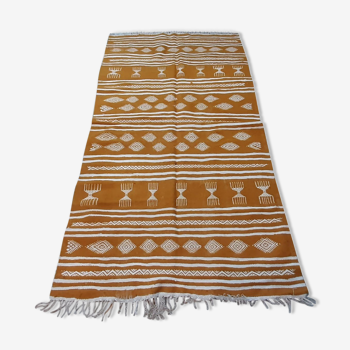 Tapis kilim jaune marocain berbère fait entièrement à la main en pure laine