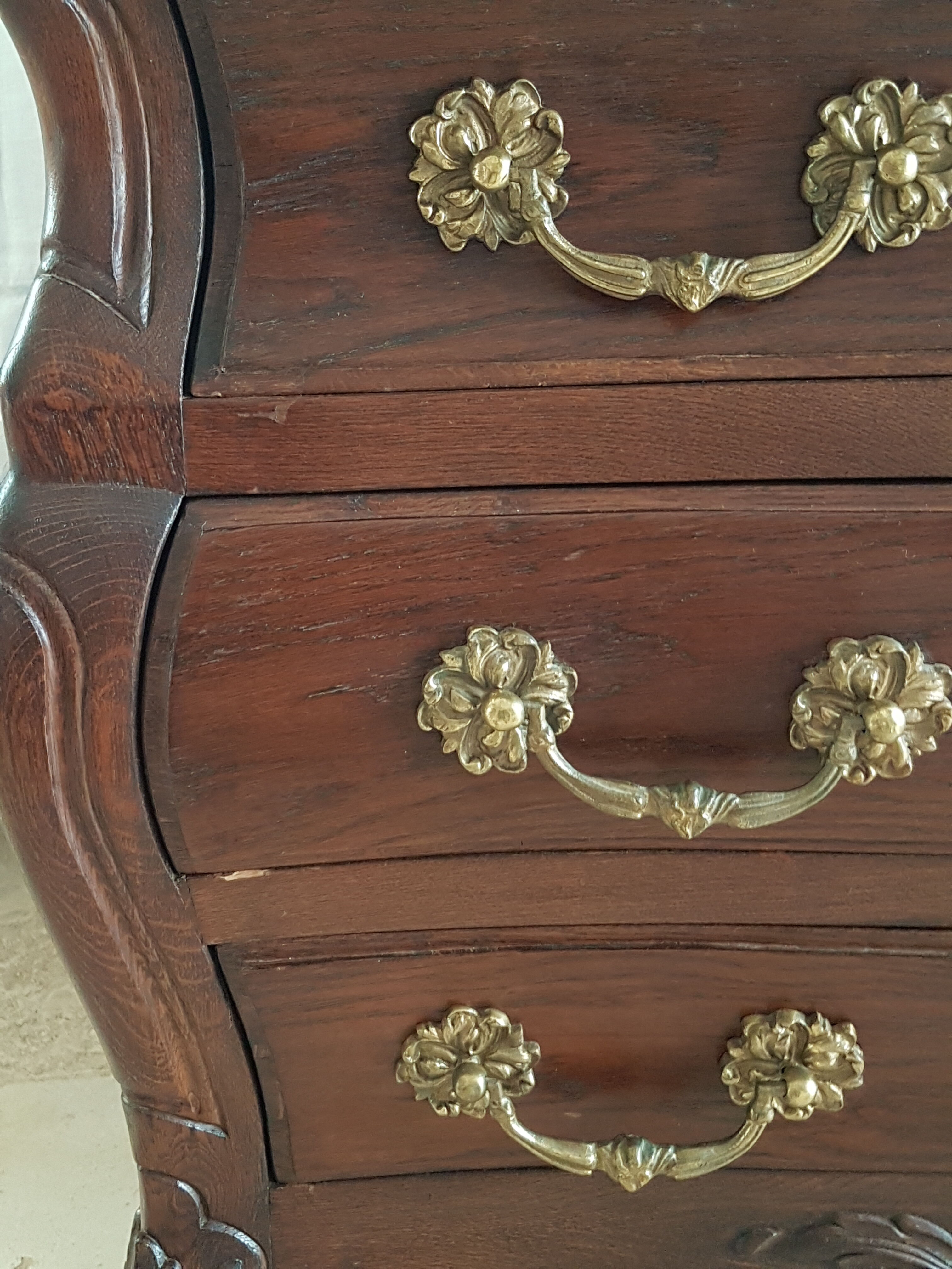 Commode tombeau bordelaise de style Louis XV
