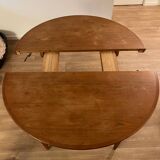 Round dining table