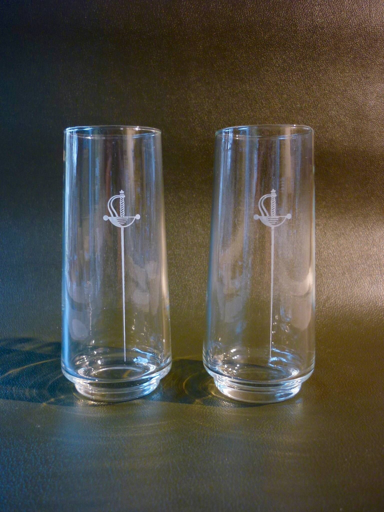 Lot de 2 verres avec épée gravée