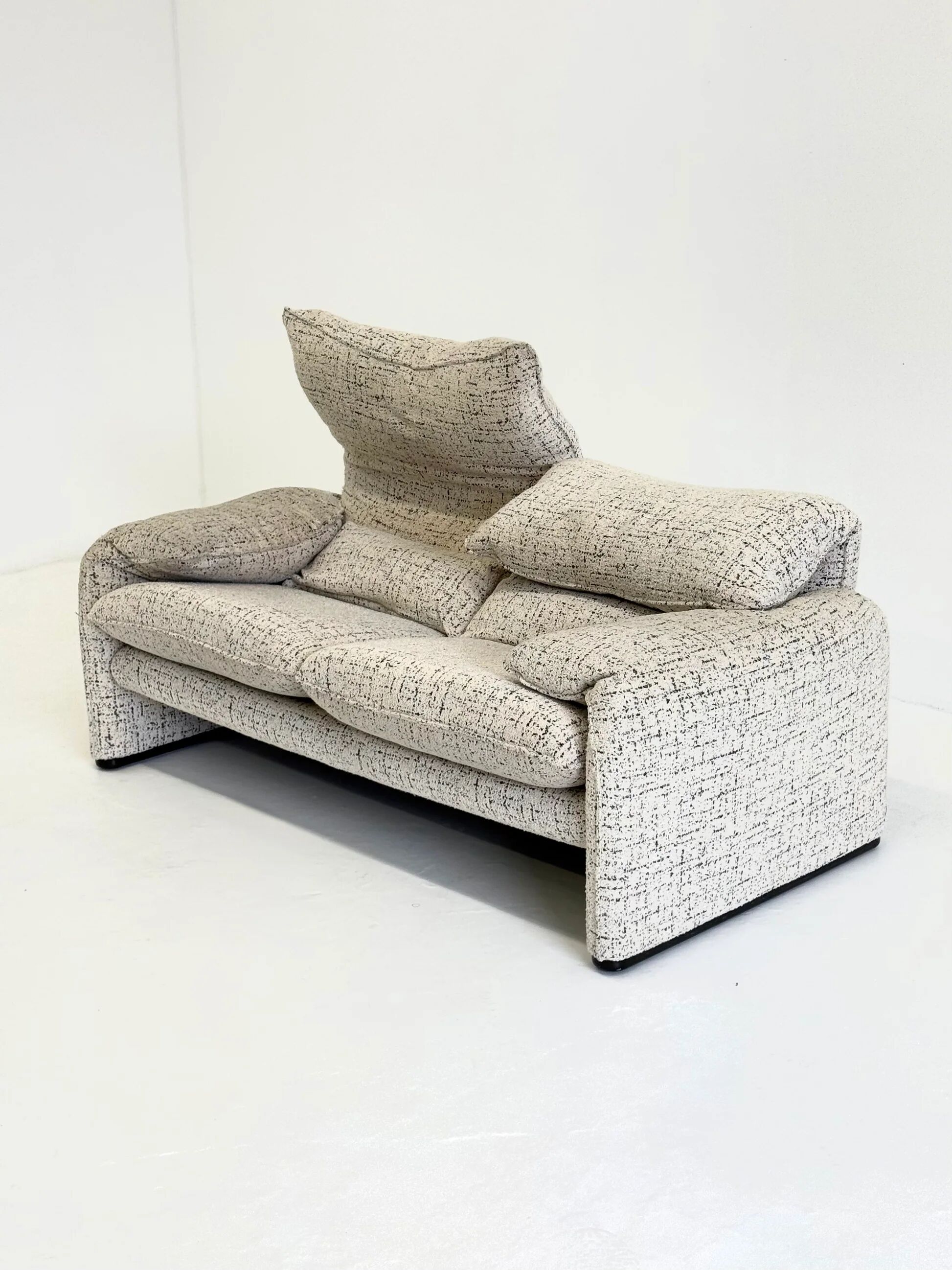 Cassina Maralunga 2-seater sofa by Vico Magistretti off-white with subtle pattern