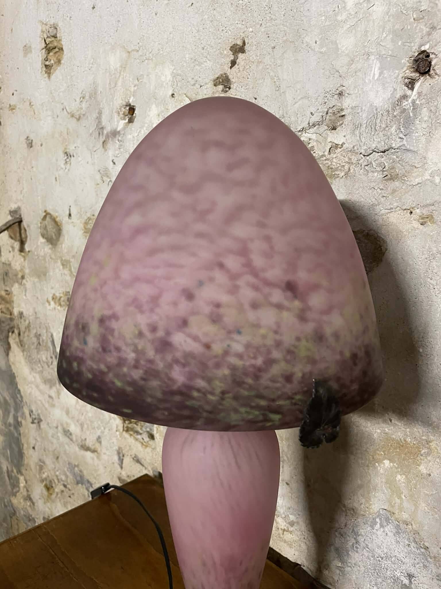 Mushroom lamp Le Verre Français in pink marbled glass