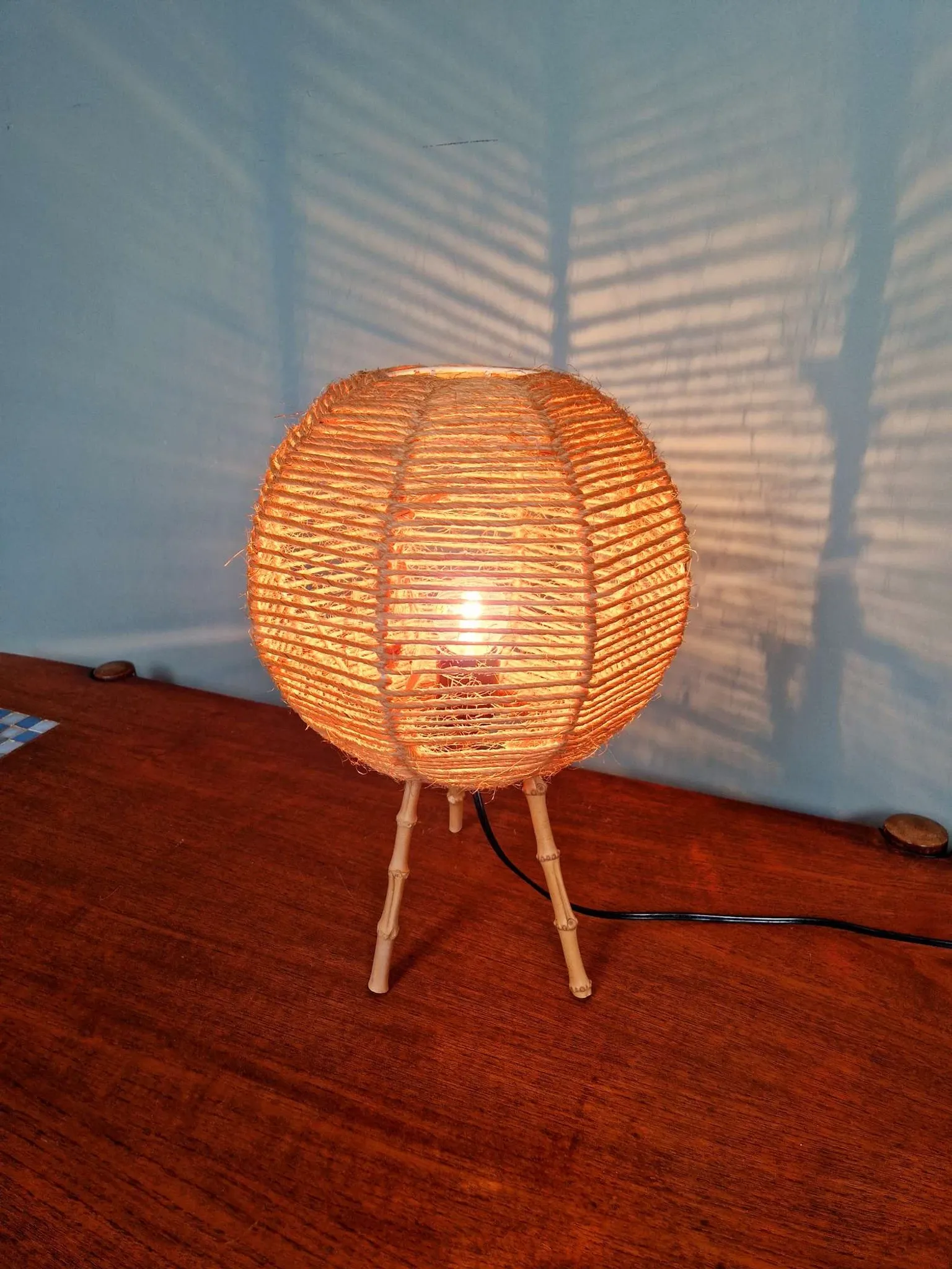 Lampe tripode vintage en corde et bambou, années 1960.