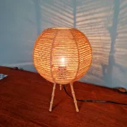 Lampe tripode vintage en corde et bambou, années 1960.