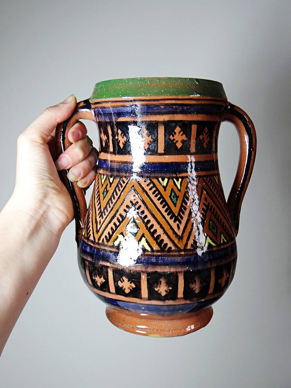 Large Moroccan vase from Safi, polychrome terracotta with two handles, from the 1950s to 1970s.