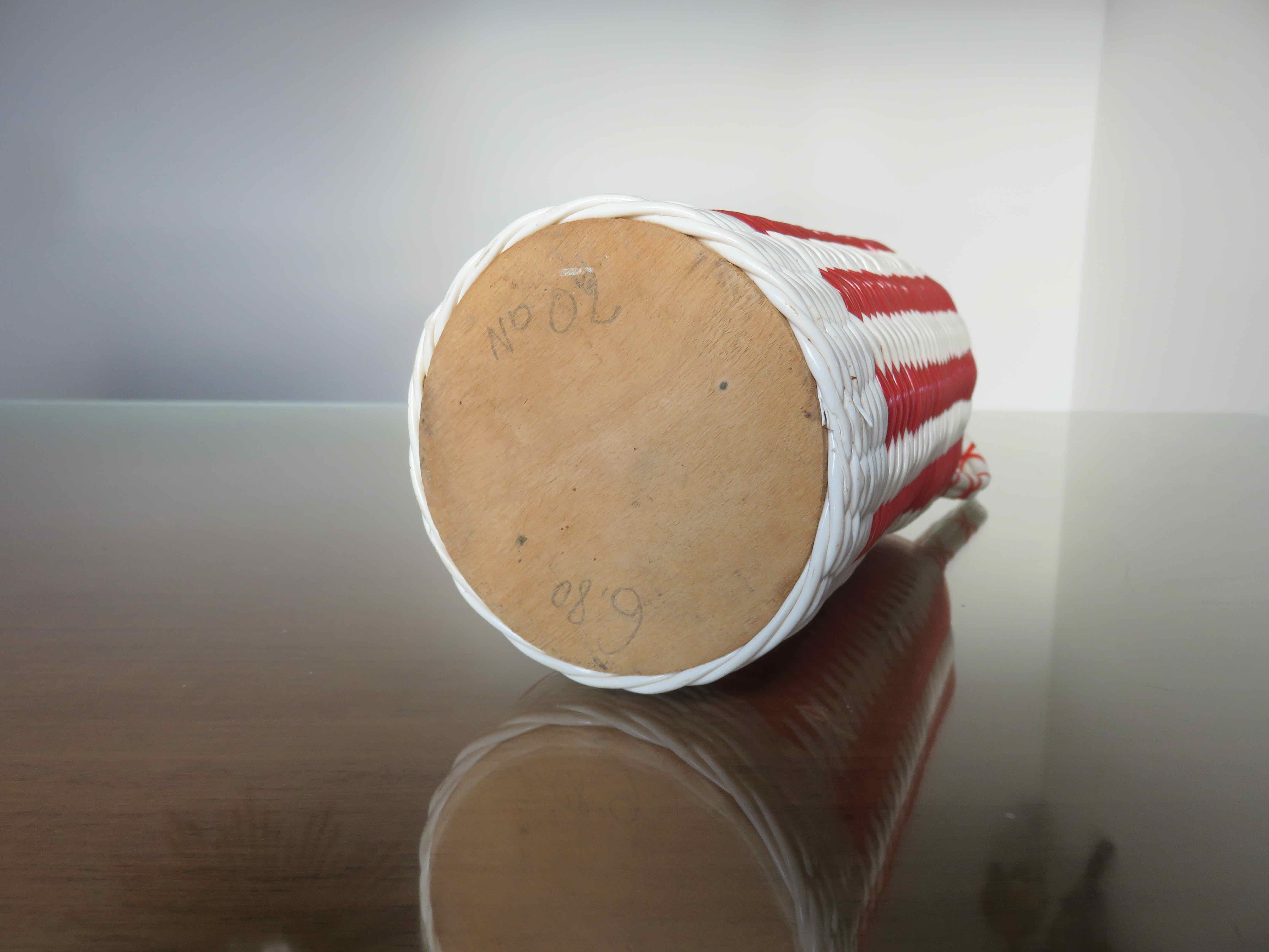 Bottle in red and white scoubidou 50-60s