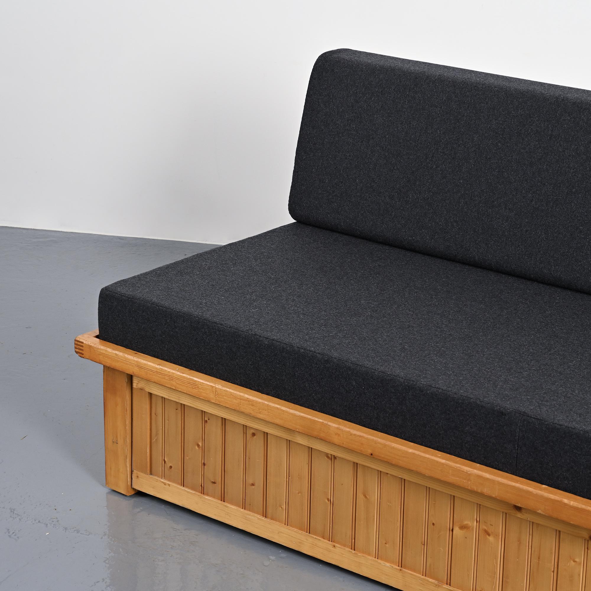 Banquette-lit dessinée par Charlotte Perriand pour Les Arcs, circa 1970.