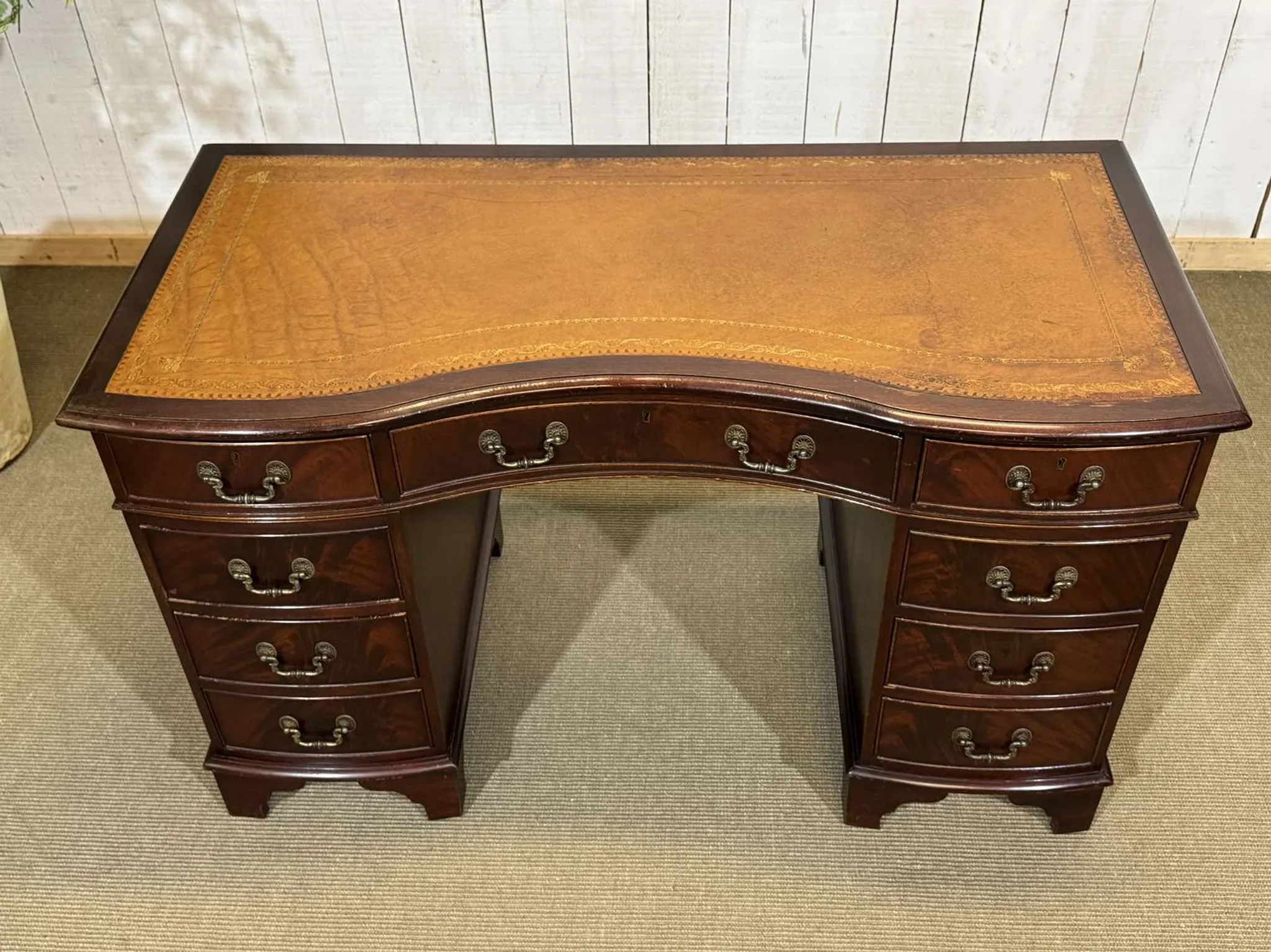 English desk with drawers from the 1950s in mahogany with a leather top.