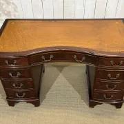 English desk with drawers from the 1950s in mahogany with a leather top.