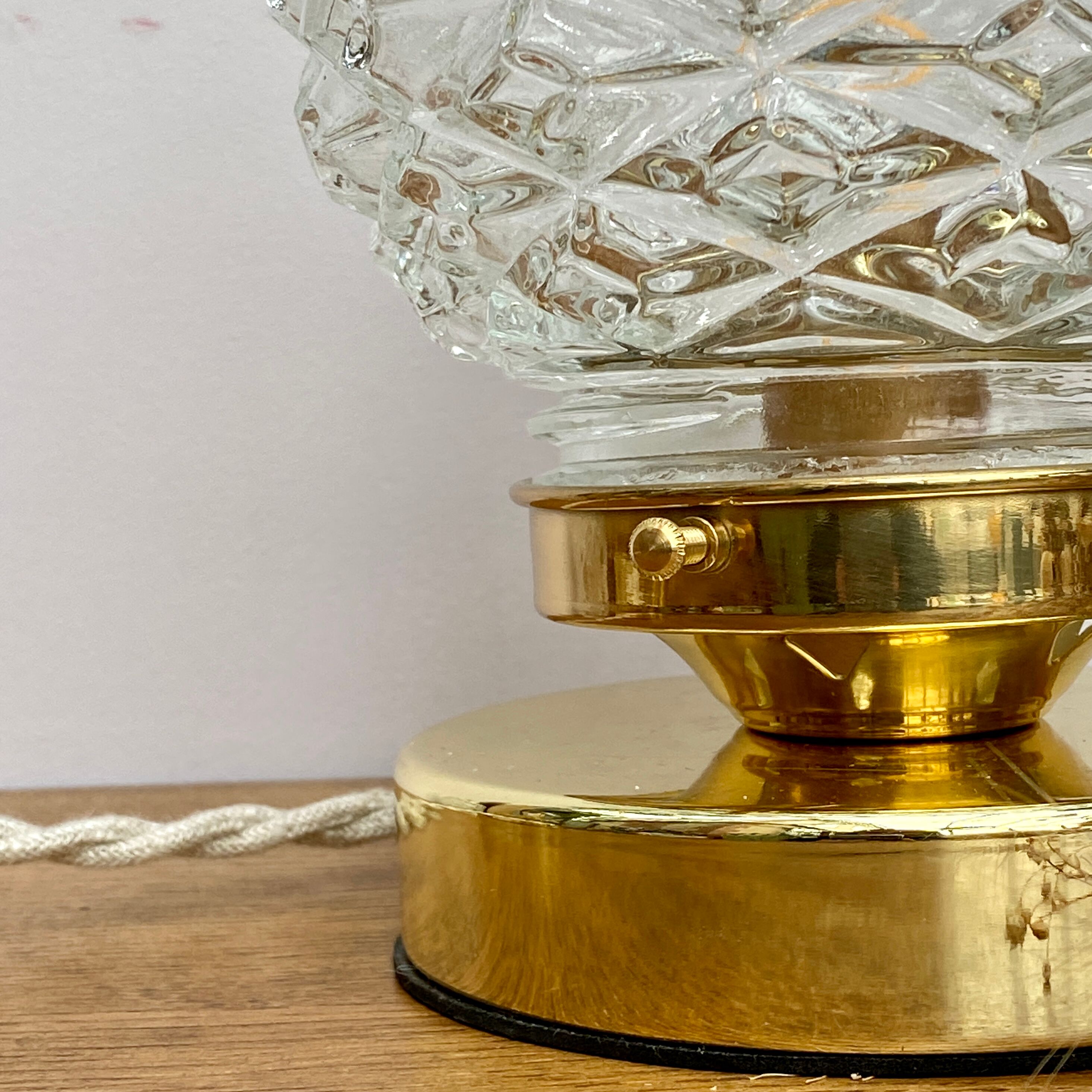 Lampe à poser globe vintage en verre moulé