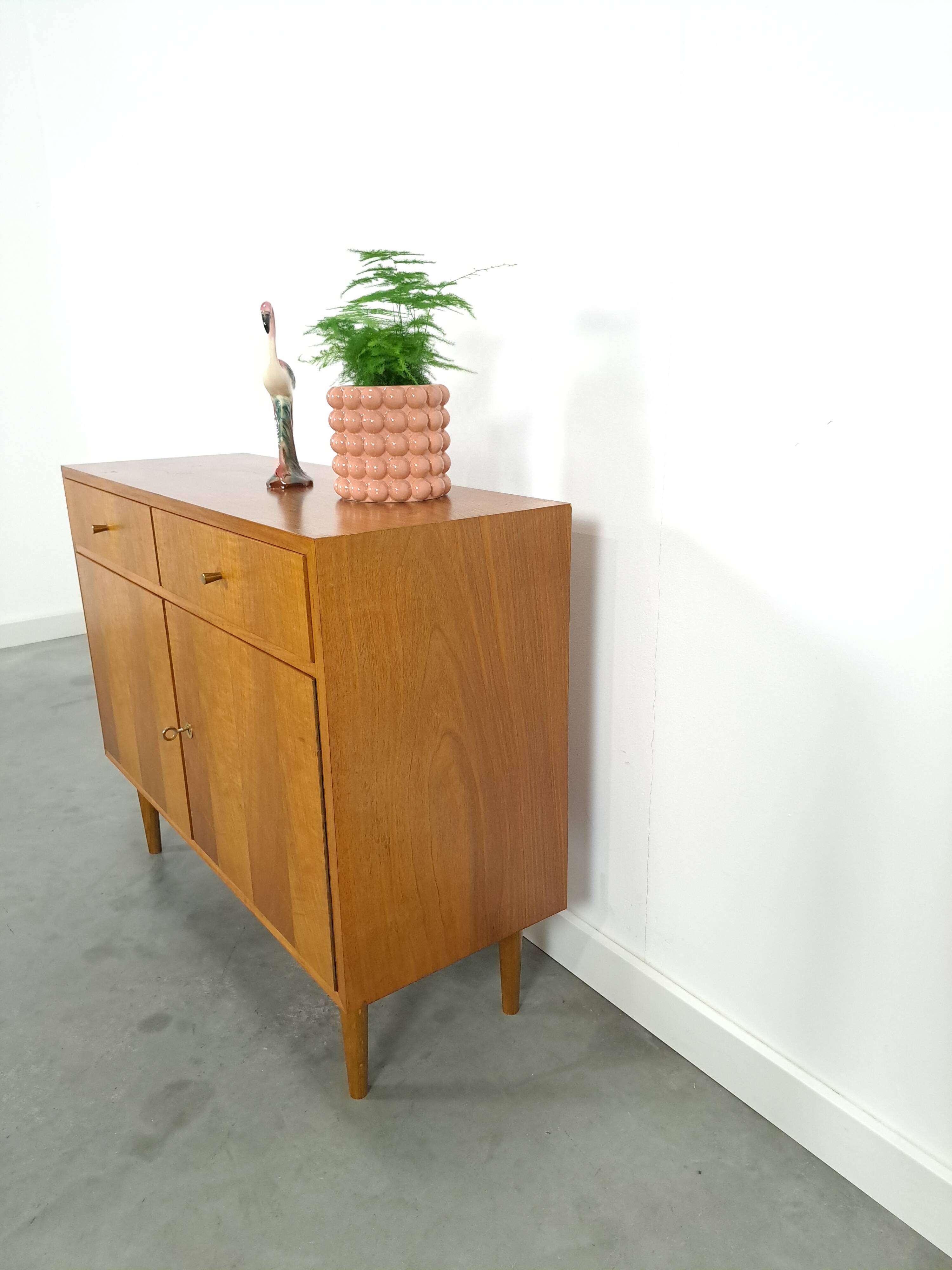 Meuble en placage avec tiroirs et pieds ronds en bois