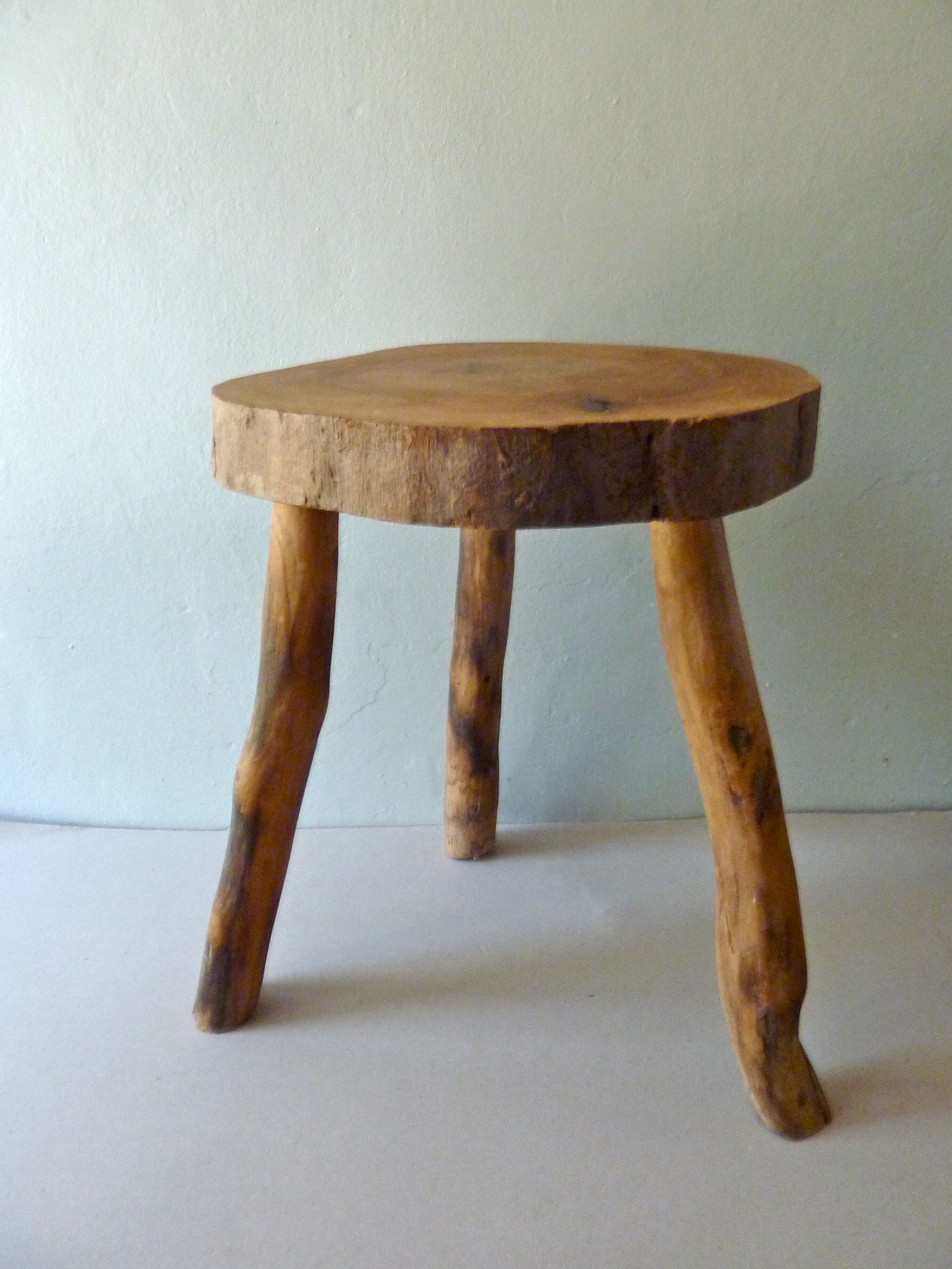 Tabouret de vacher tripode en bois massif