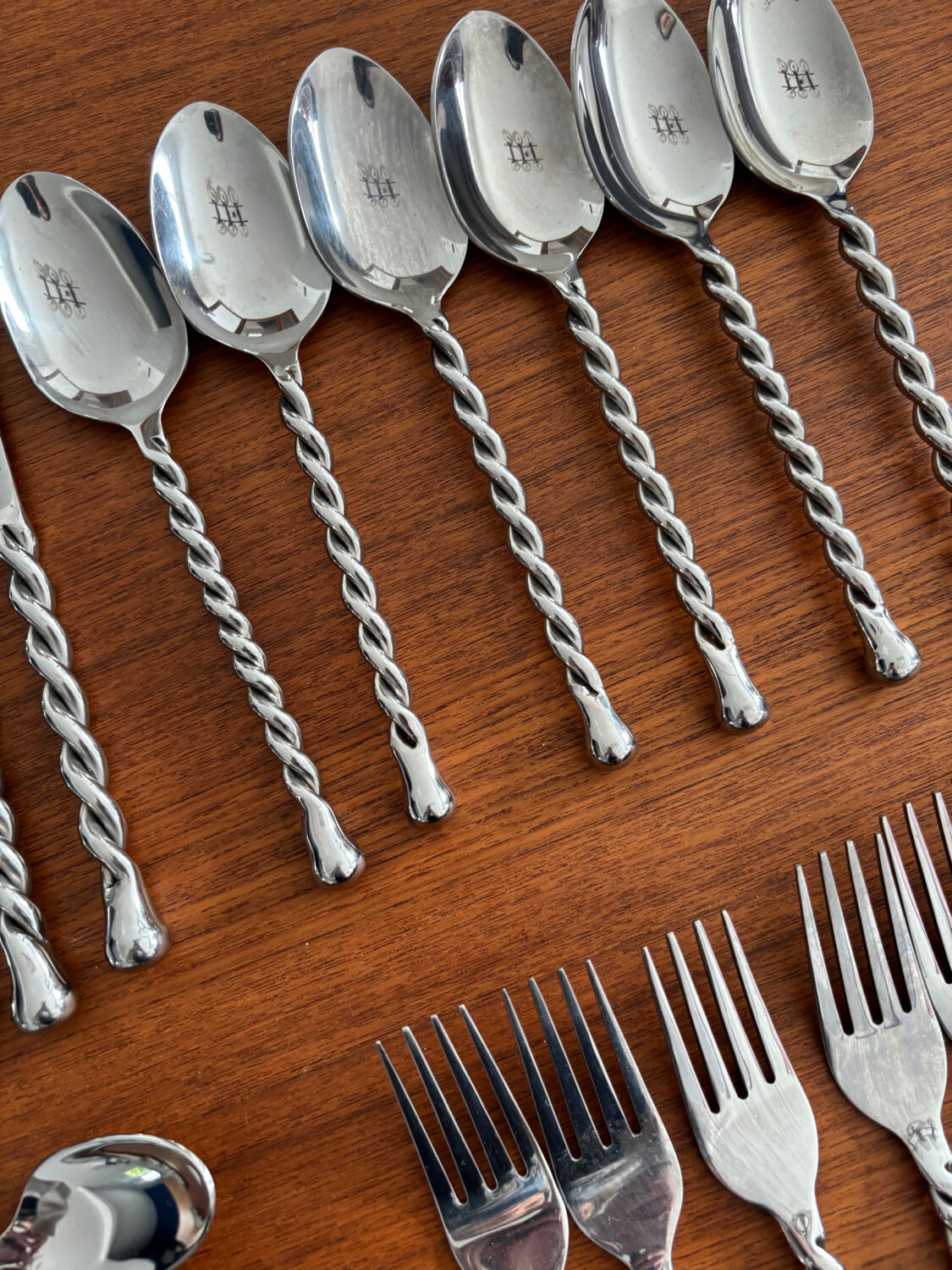 Stainless steel cutlery set with twisted handles – Design cutlery set