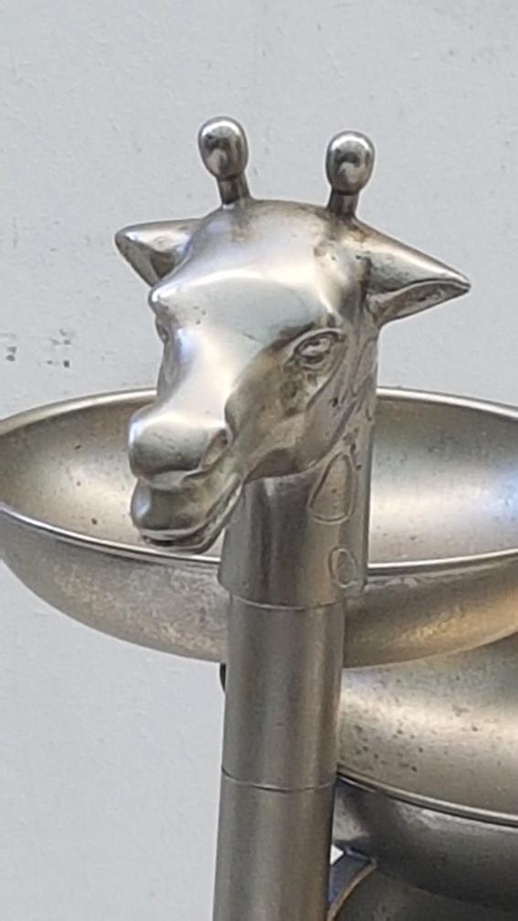 Giraffe-shaped table servant