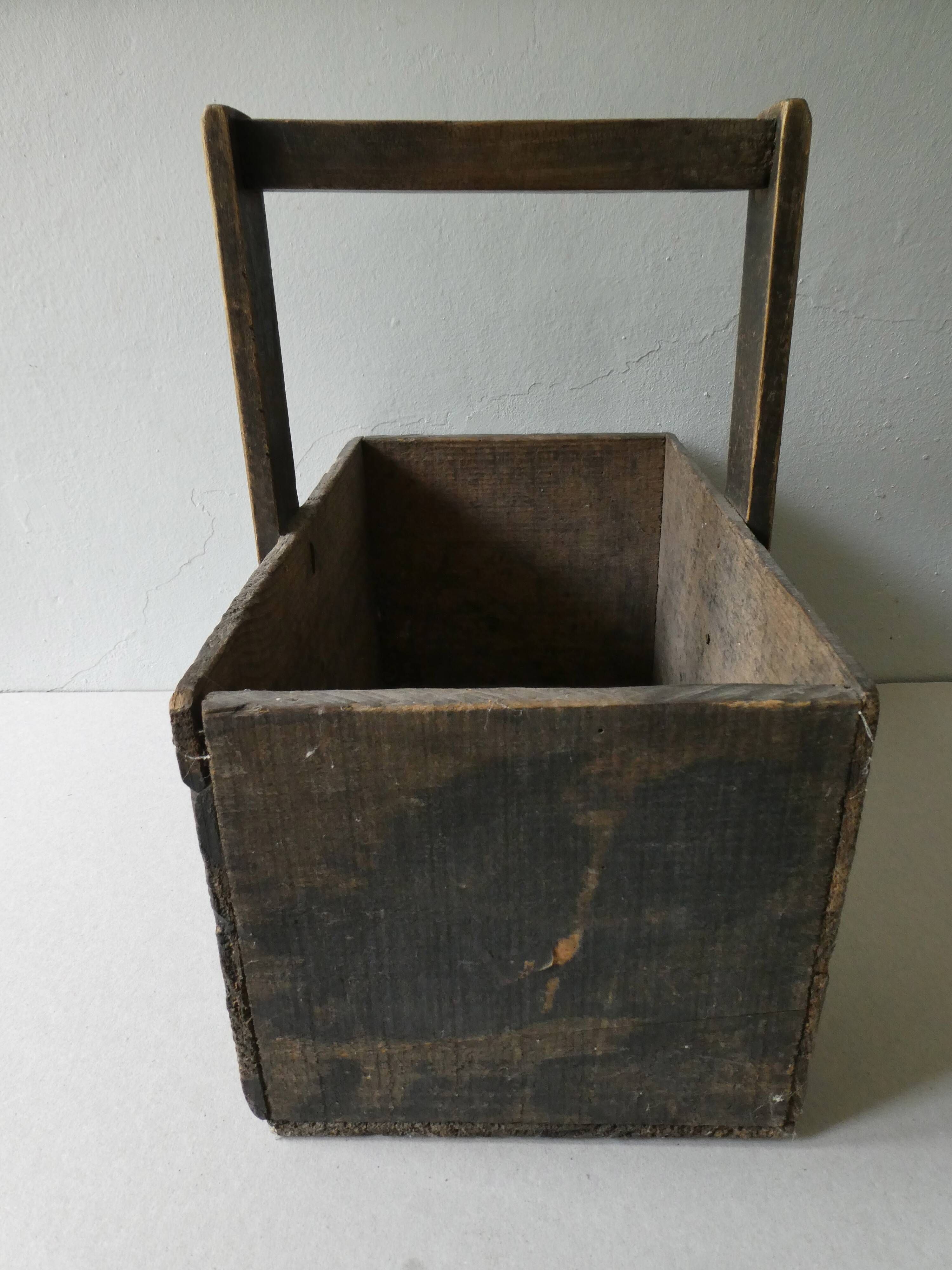 Raw wood horticulturer basket, black patina