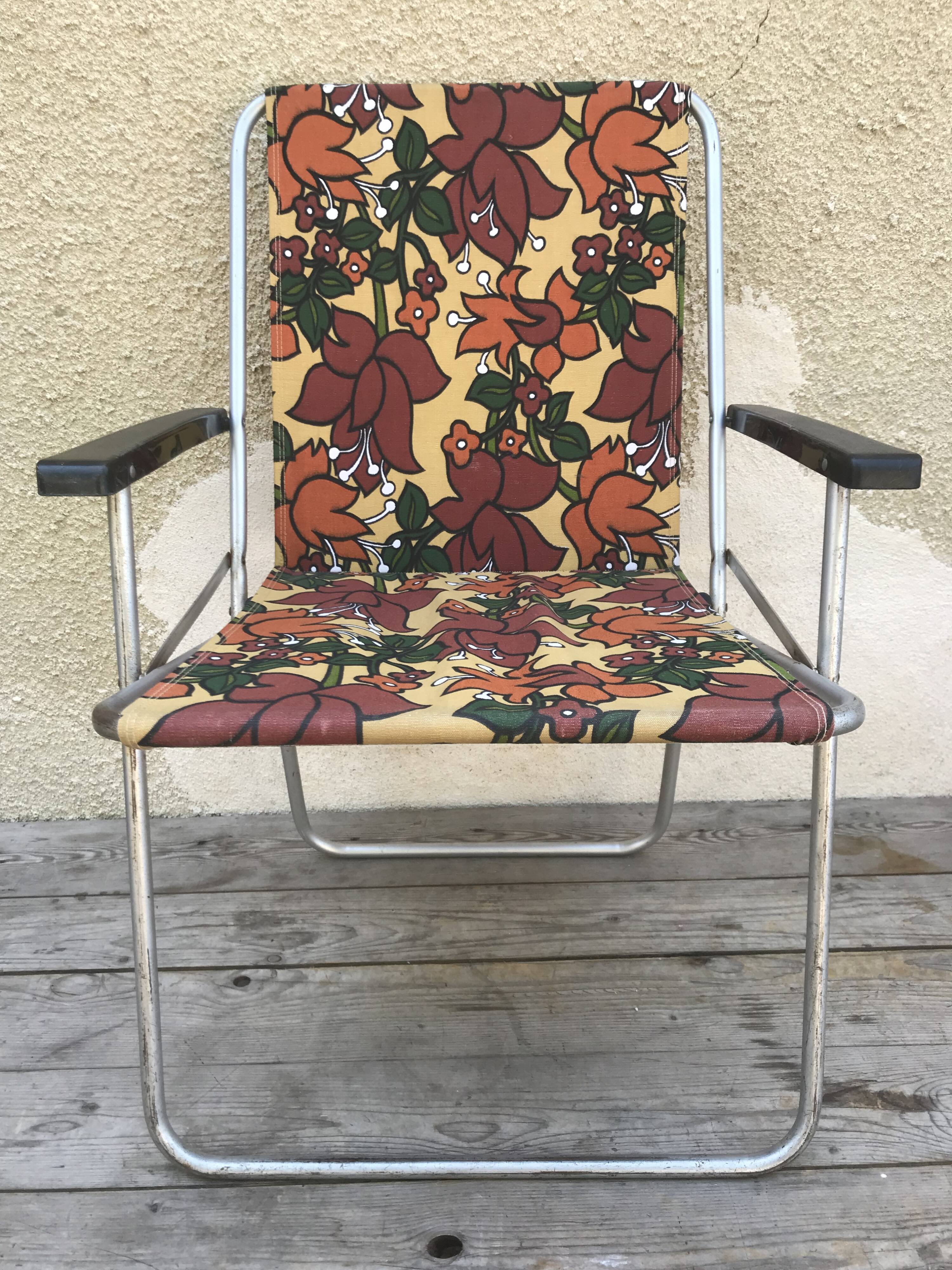 Paire de chaises anciennes de jardin pliantes en métal aluminium et tissu fleurs années 70