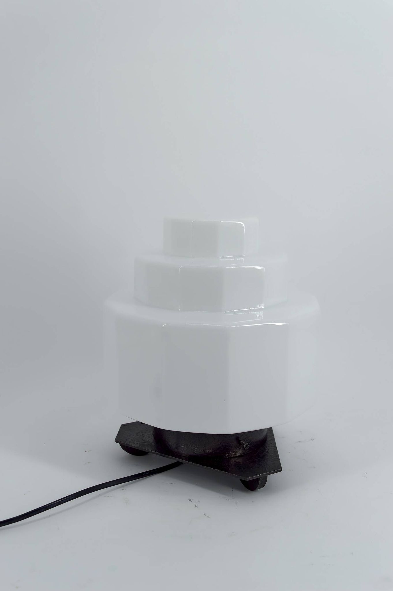 Lampe Art Déco Steamline Modern, vers 1930 – Verre opalin et fer Forgé