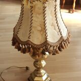 Lampe de table Mid-Century sur un pied en laiton massif et opulent - abat-jour en cuir