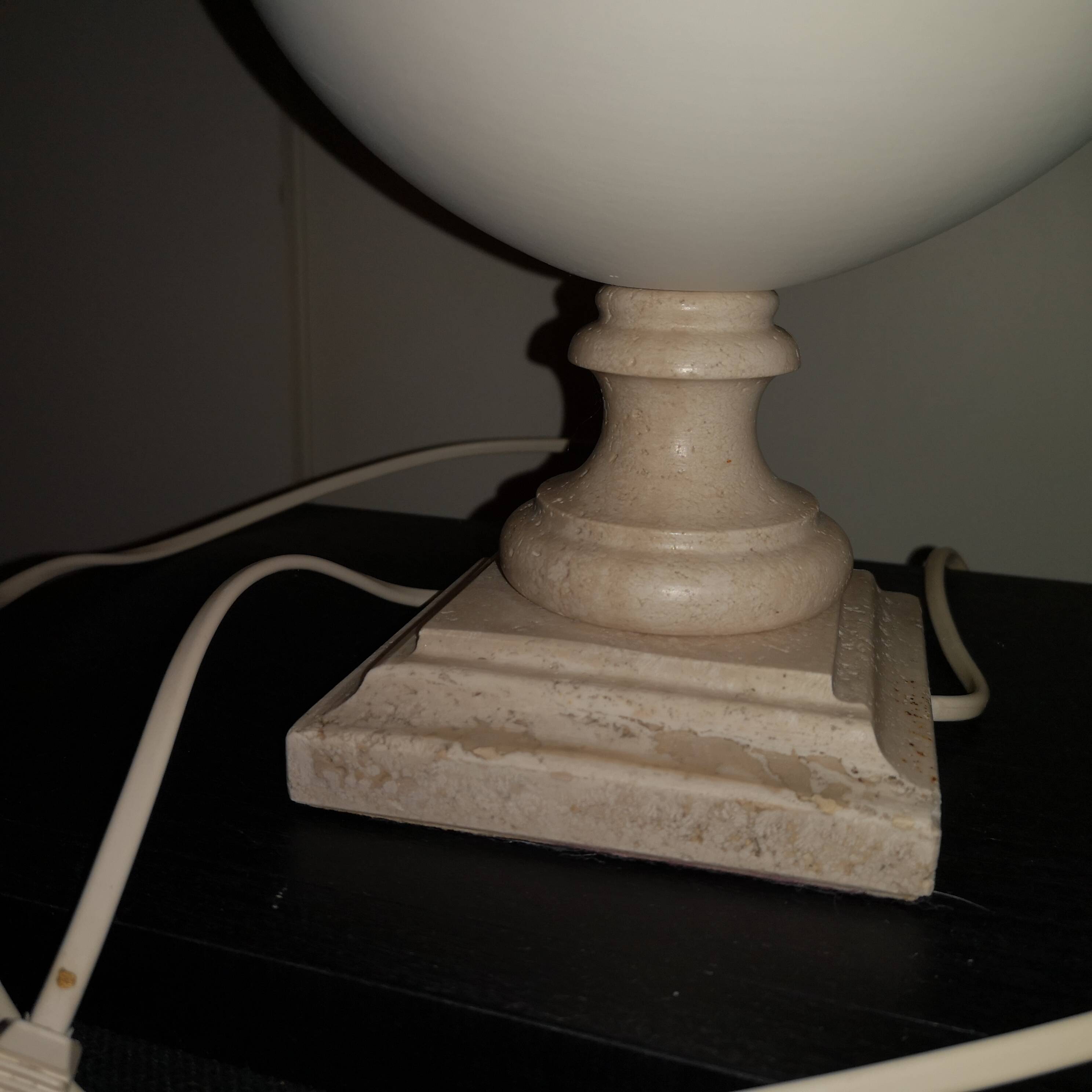 lampe moderniste circa 1970 en travertin et tôle laquée