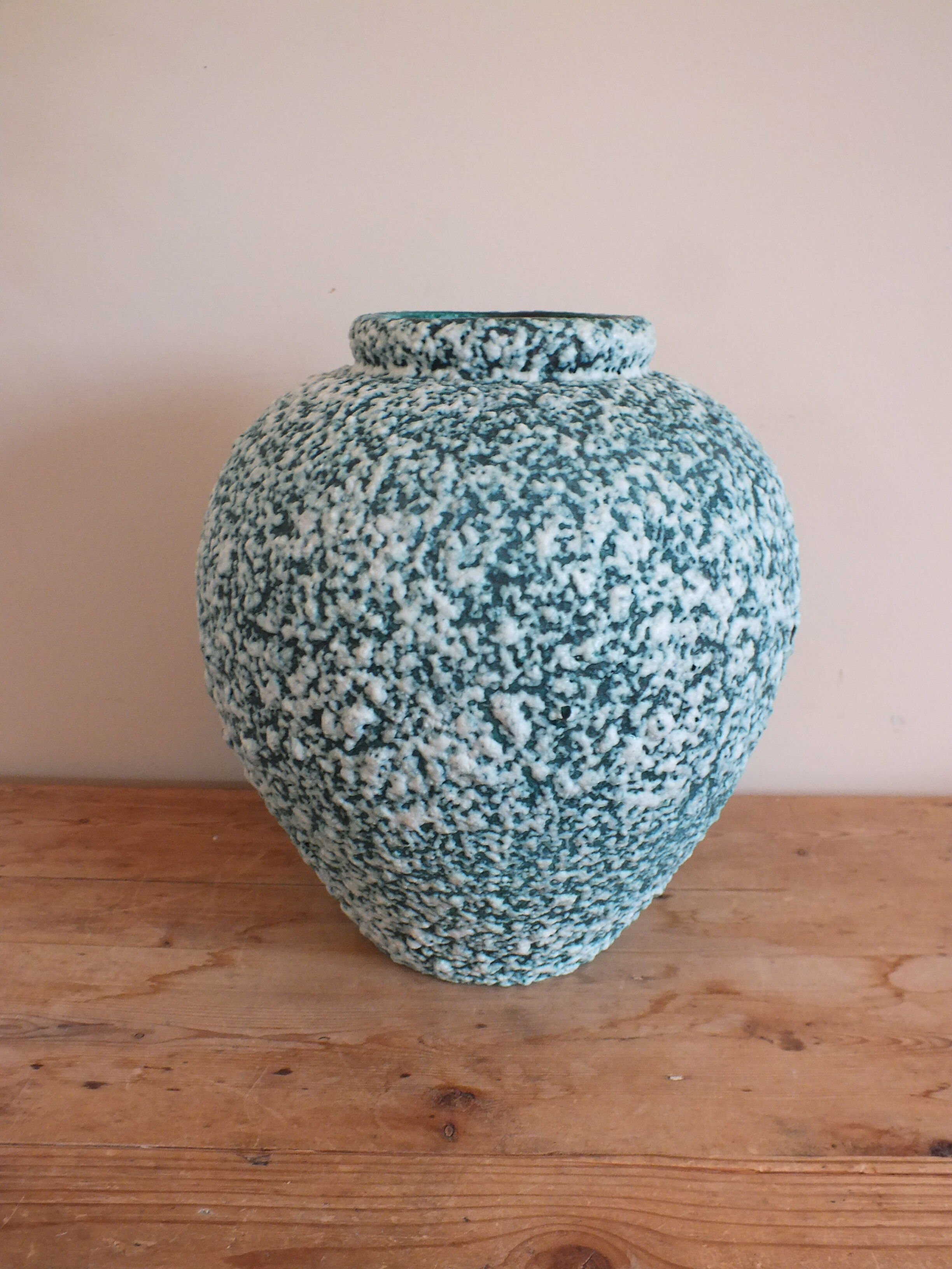 Green vase decorated with white enamels Cérart Monaco