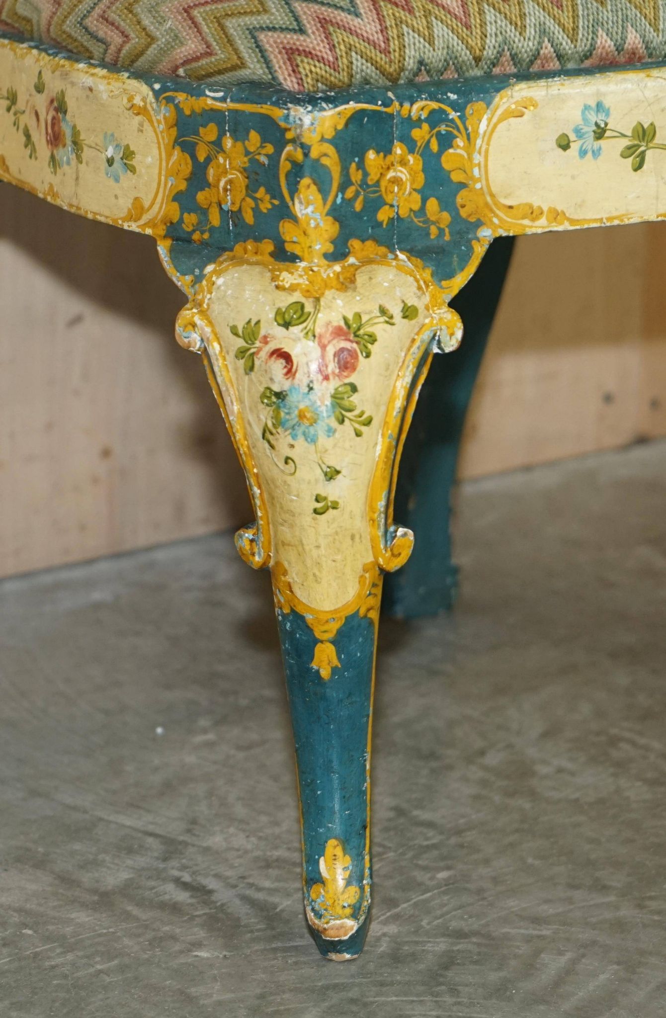 Paire de chaises Regency antiques et table assortie