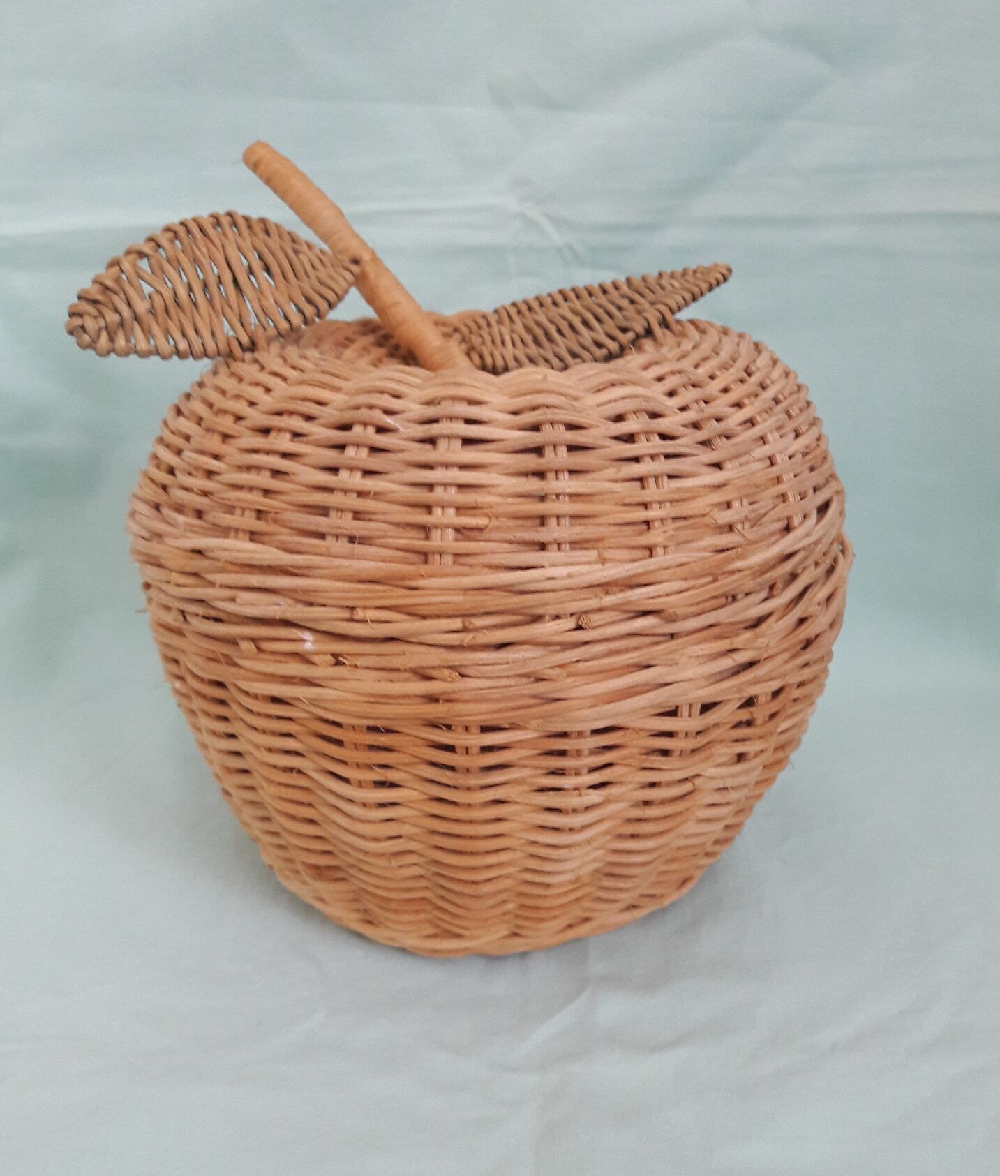 Wicker apple box